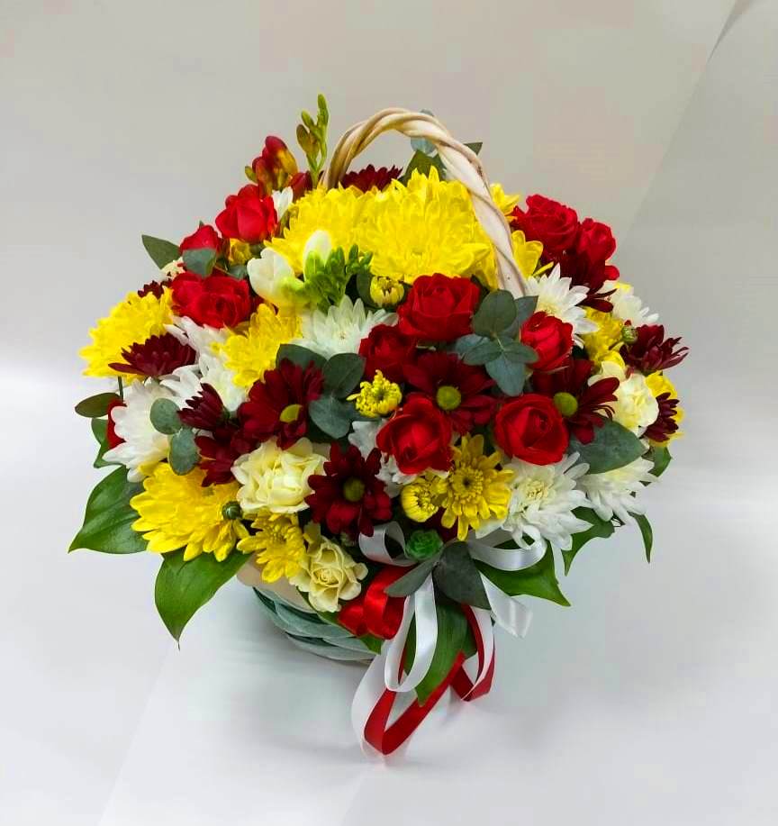 Цветочная композиция из Хризантемы и Розы в корзине в Зеленогорском Ставропольского края