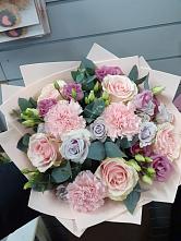 Букет цветов из:  Розы, Гвоздики и Лизиантусы в Зеленогорском Ставропольского края