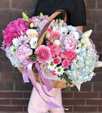 Цветочная композиция из Розы, Хризантемы, Пионы и Лизиантусы в корзине в Зеленогорском Ставропольского края