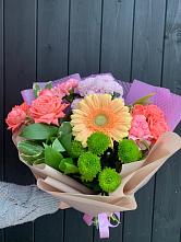 Букет цветов из:  Гвоздики, Розы, Герберы и Хризантемы в Зеленогорском Ставропольского края