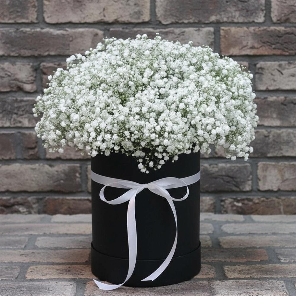 Цветочная композиция из Гипсофила в шляпной коробке в Зеленогорском Ставропольского края