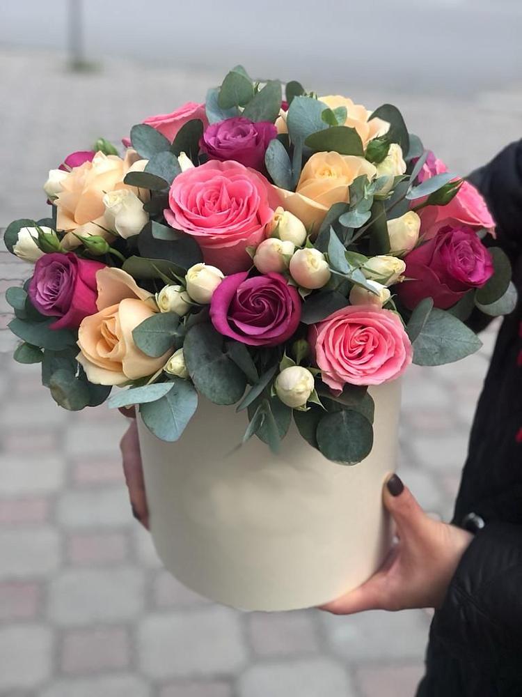 Цветочная композиция из Розы в шляпной коробке в Зеленогорском Ставропольского края