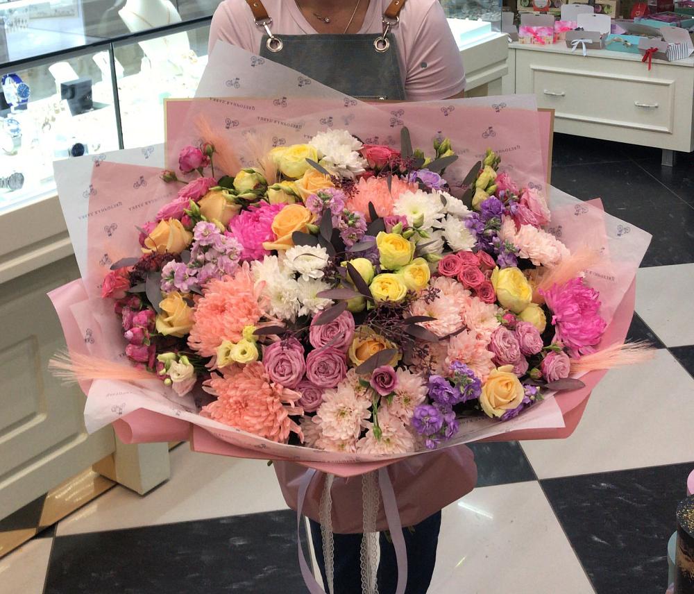 Букет цветов из: Розы, Хризантемы и Лизиантусы в Зеленогорском Ставропольского края