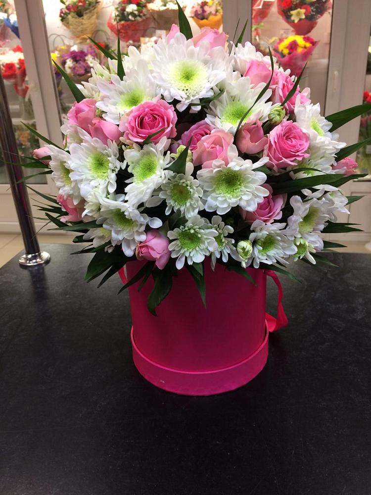 Цветочная композиция из Розы и Хризантемы в шляпной коробке в Зеленогорском Ставропольского края